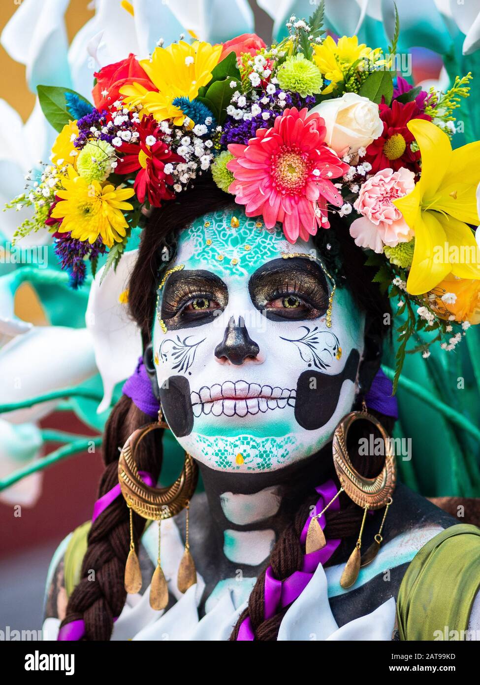 Ritratto di una donna con bellissimi costumi a tema giorno dei morti e trucco cranio per le strade di Guanajuato, Messico. Foto Stock
