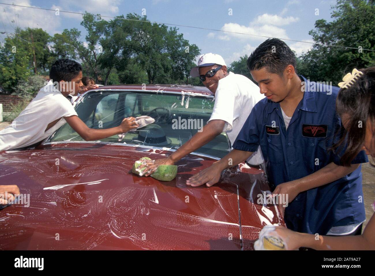 Austin, Texas: Gli anni dell'adolescenza lavano le automobili come fundraiser nel quartiere ispanico per una celebrazione tradizionale del compleanno di Quincinera. ©Bob Daemmrich Foto Stock