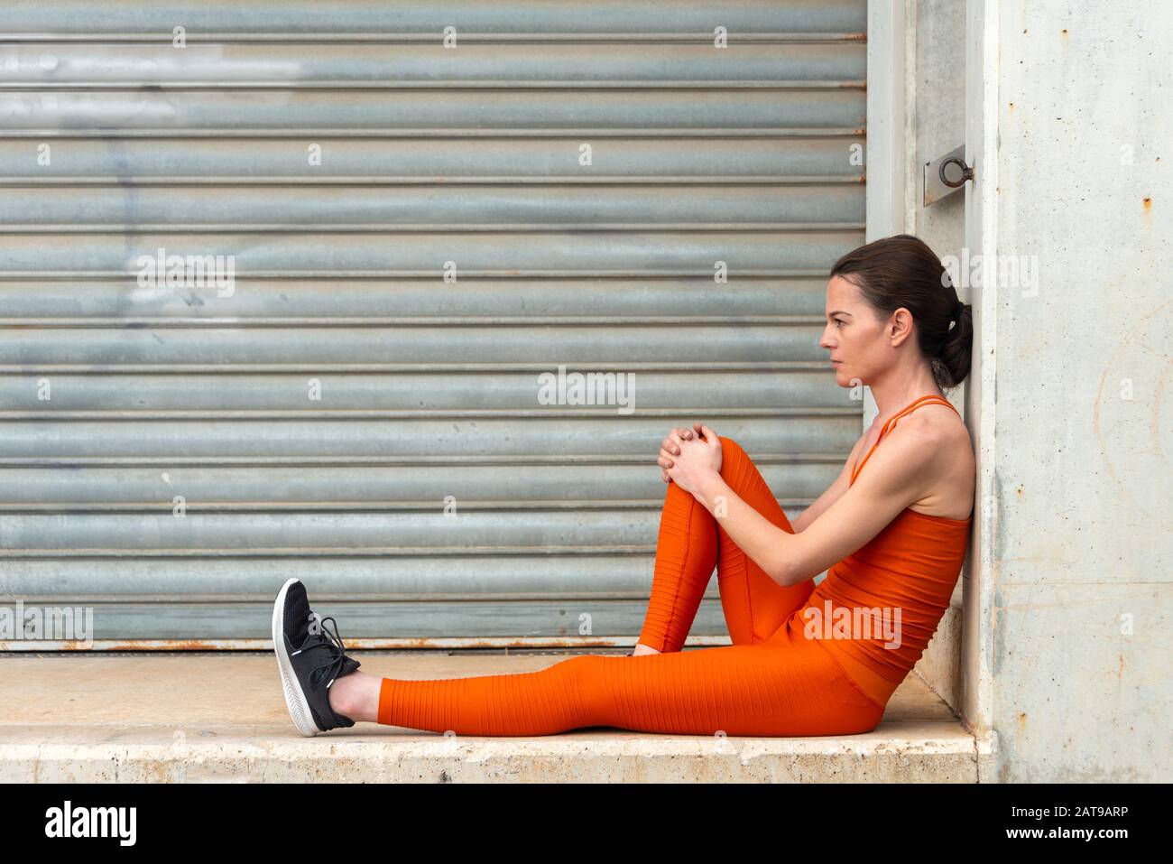 donna attiva che riposa dopo la corsa e l'esercitazione. Foto Stock