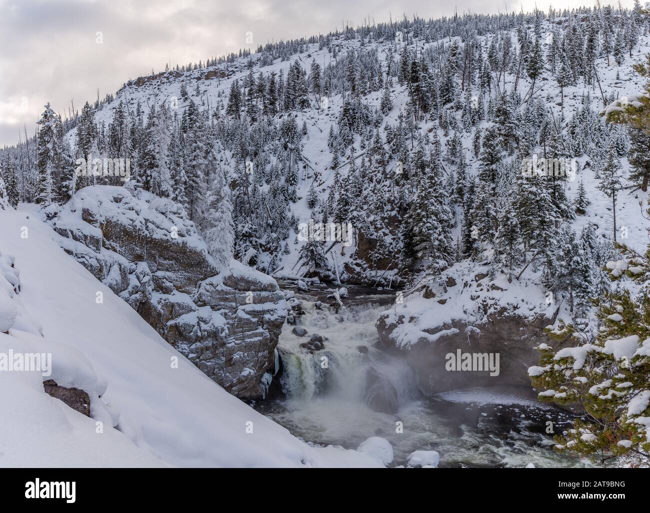 Terreno accidentato alle cascate Firehole in inverno. Parco Nazionale Di Yellowstone, Wyoming, Stati Uniti Foto Stock
