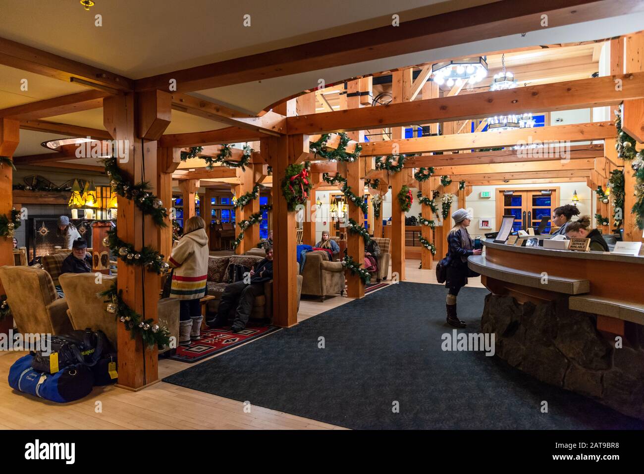 I viaggiatori si riuniscono nella lobby dell'Old Faithful Snow Lodge. Parco Nazionale Di Yellowstone, Wyoming, Stati Uniti Foto Stock