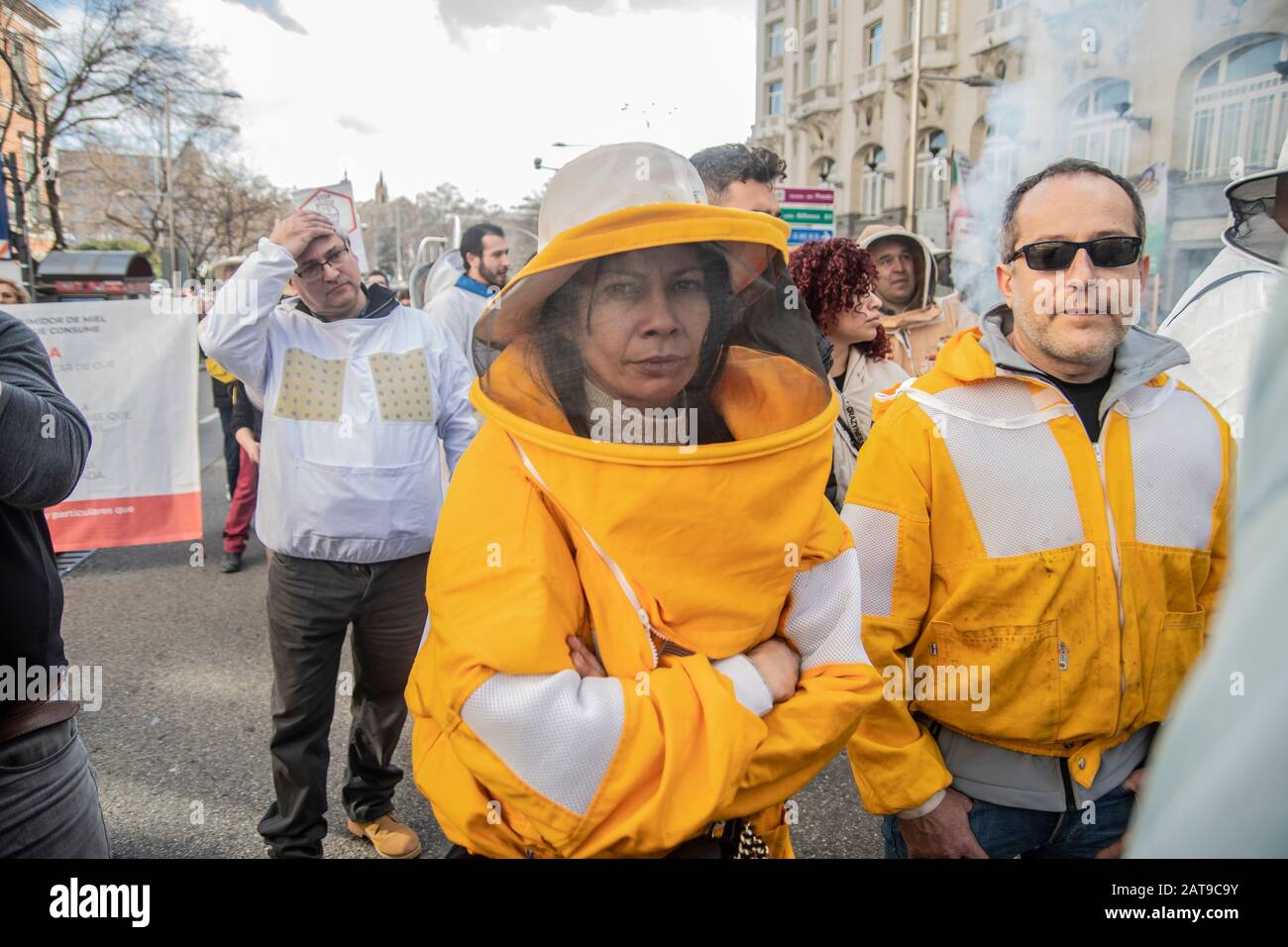 Centinaia di persone a Madrid si uniscono a una manifestazione che si batte per la sopravvivenza delle api in Spagna. Girato il 31 gennaio, gli attivisti sono visti indossare ape Foto Stock