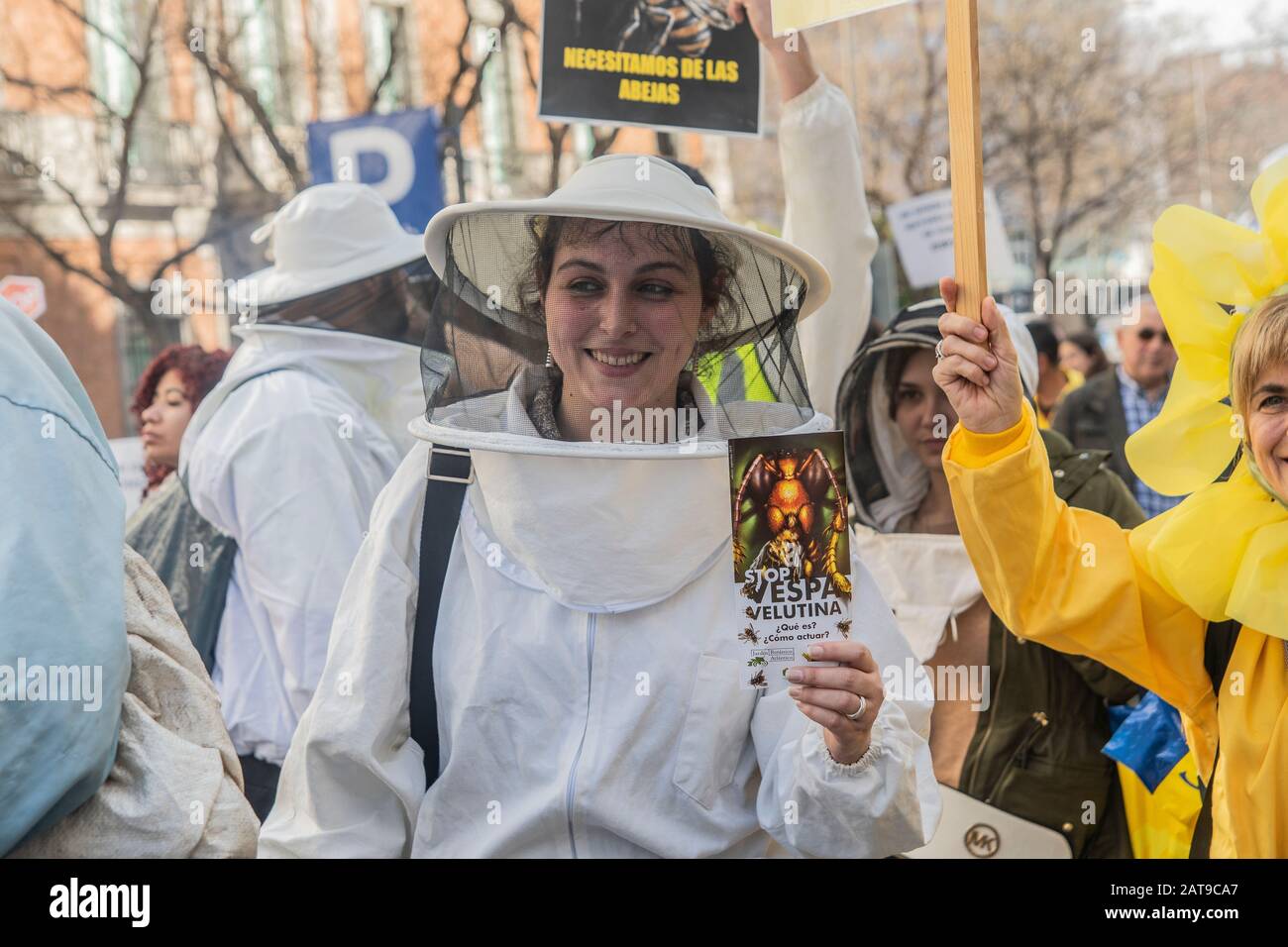 Centinaia di persone a Madrid si uniscono a una manifestazione che si batte per la sopravvivenza delle api in Spagna. Girato il 31 gennaio, gli attivisti sono visti indossare ape Foto Stock