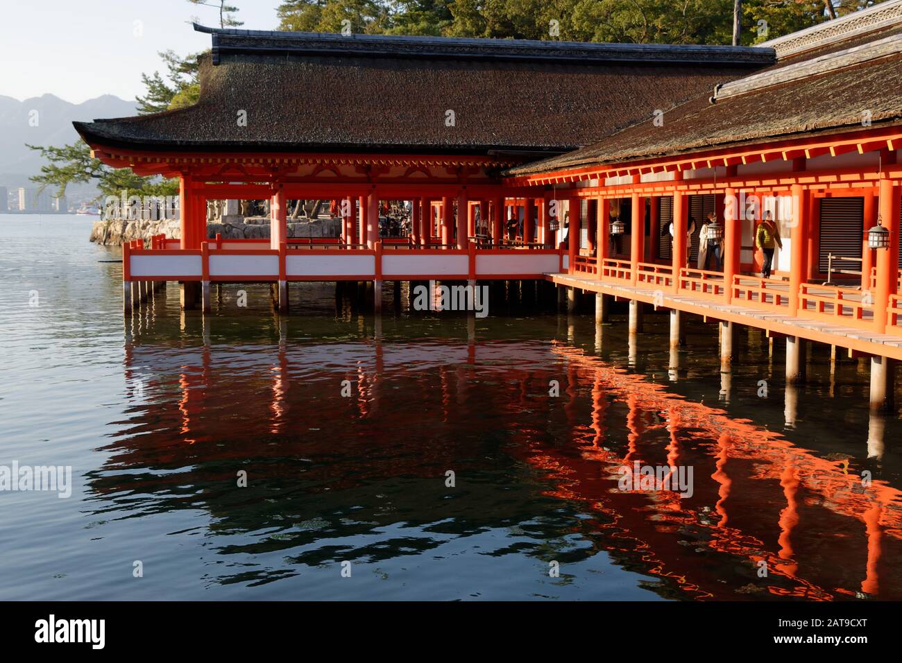 Santuario di Itsukushima al tramonto, sull'isola di Itsukushima (Miyajima) nella prefettura di Hiroshima, Giappone. Foto Stock