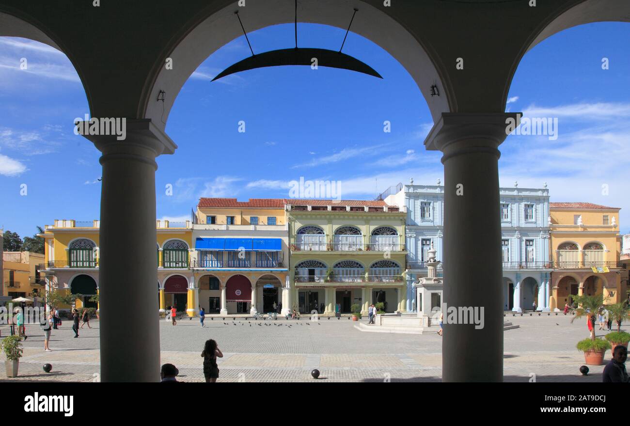 Cuba, l'Avana, Plaza Vieja, Street scene, architettura storica, persone, Foto Stock