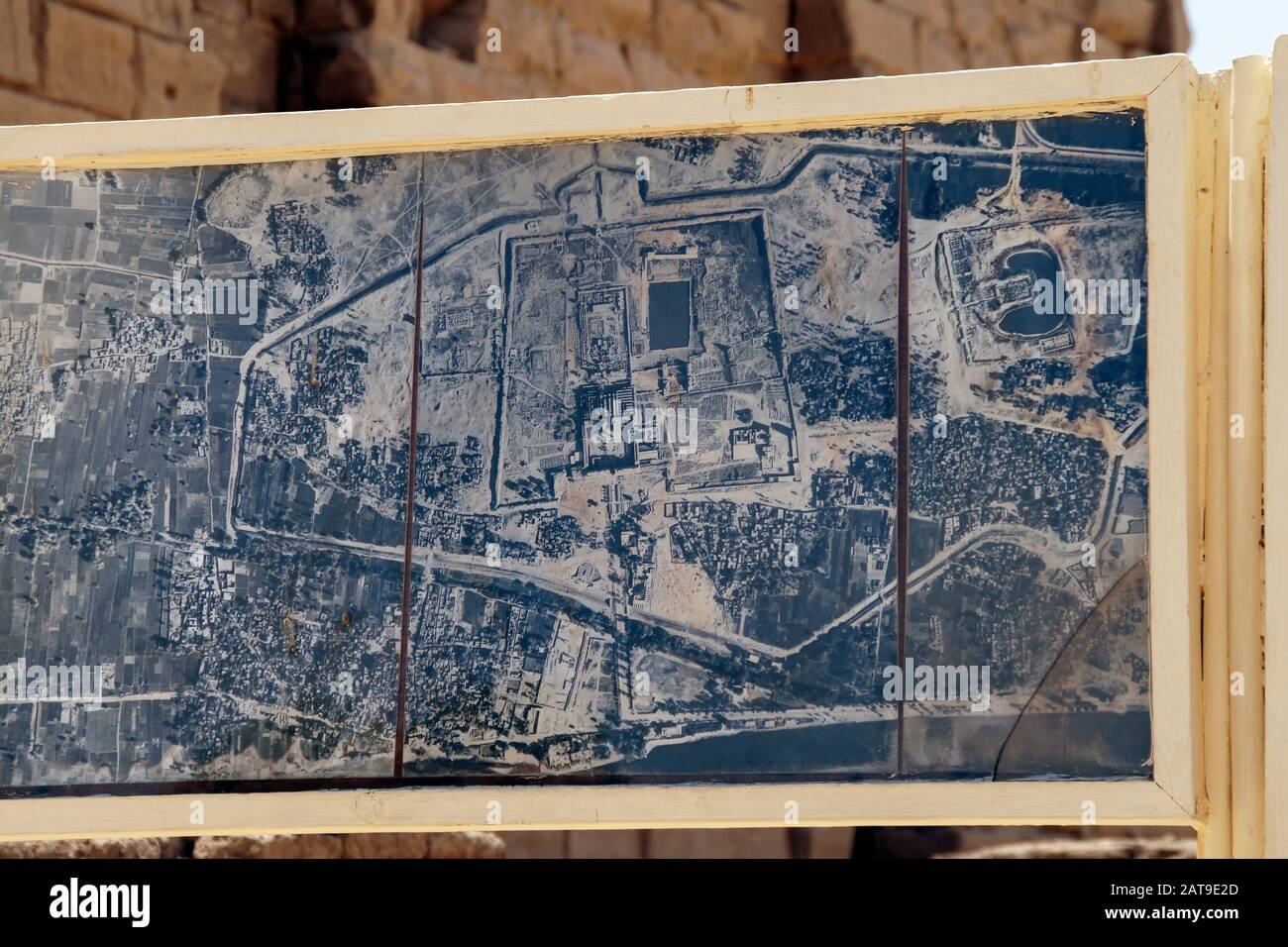 Luxor, Karnak, Egitto, Africa. Tempio di Karnak. Una vecchia fotografia aerea dell'area del tempio postata vicino all'entrata. Foto Stock