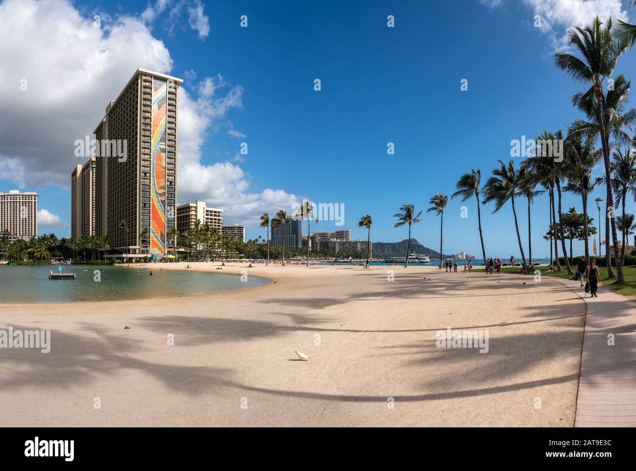 Waikiki, HI - 19 Gennaio 2020: Hilton Rainbow Tower di fronte al litorale verso Diamond Head Foto Stock