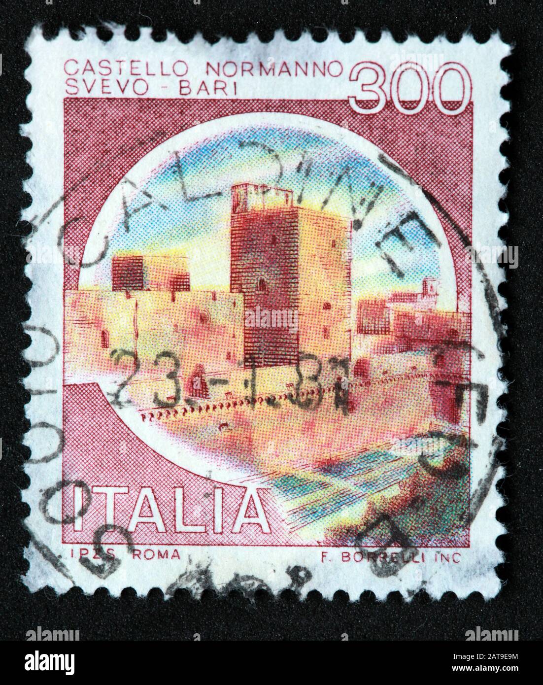 Francobollo italiano, poste Italia usato e affrancato, castelli d'Italia, Italia 300lire Castello Normanno Svevo , Bari, Roma Foto Stock