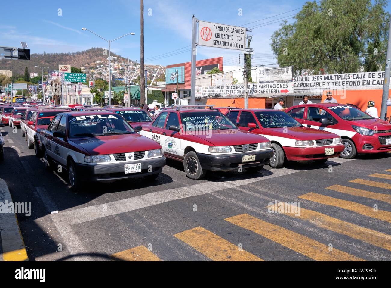 Oaxaca, Messico. Blocco delle strade con taxi organizzato da CATEM, richieste di dimissioni del capo del Ministero della pubblica sicurezza, Raúl Ernesto Salcedo Foto Stock