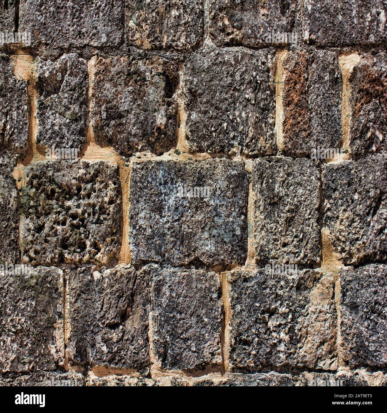 Rustico muro di mattoni di sfondo texture profondamente testurizzato con antichi mattoni e Malta. carta digitale 12x12 per progetti di grafica, Foto Stock