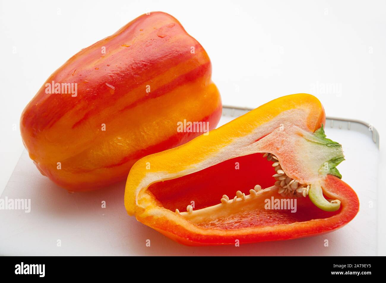 I peperoni verdi olandesi a strisce sono verdure rosse e gialle in questo cibo ancora vivo. Foto Stock