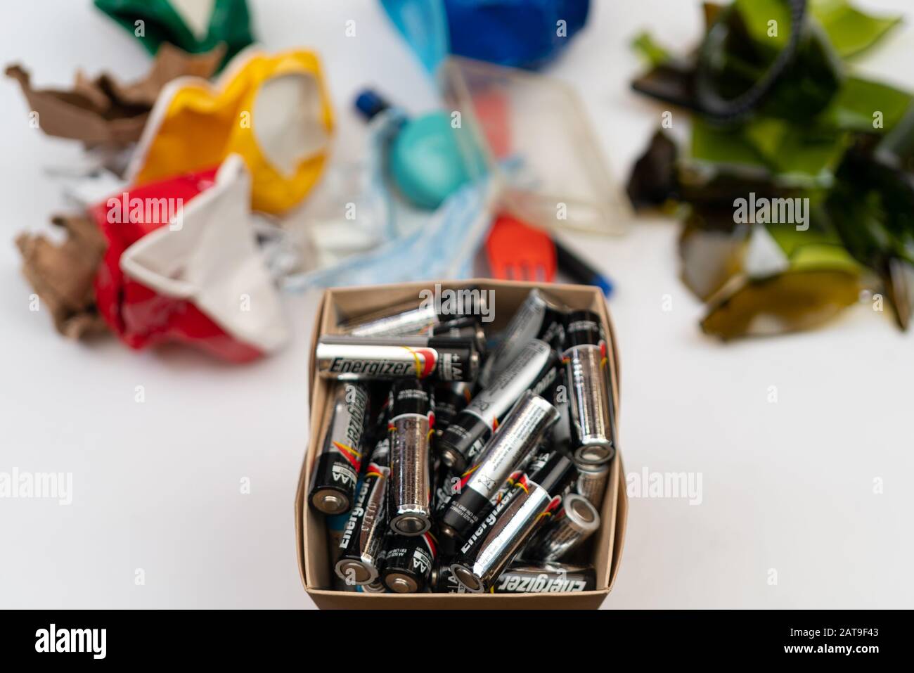 Mosca, Russia, 16 Gennaio 2020. Raccolta differenziata dei rifiuti. Energizzatore di batterie elettriche. Inquinamento ambientale. Foto Stock