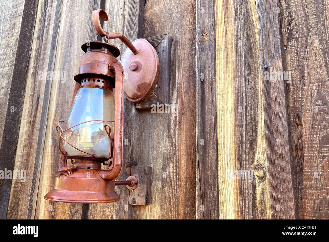 una vecchia lanterna in cabina arrugginita sul fienile in legno Foto Stock