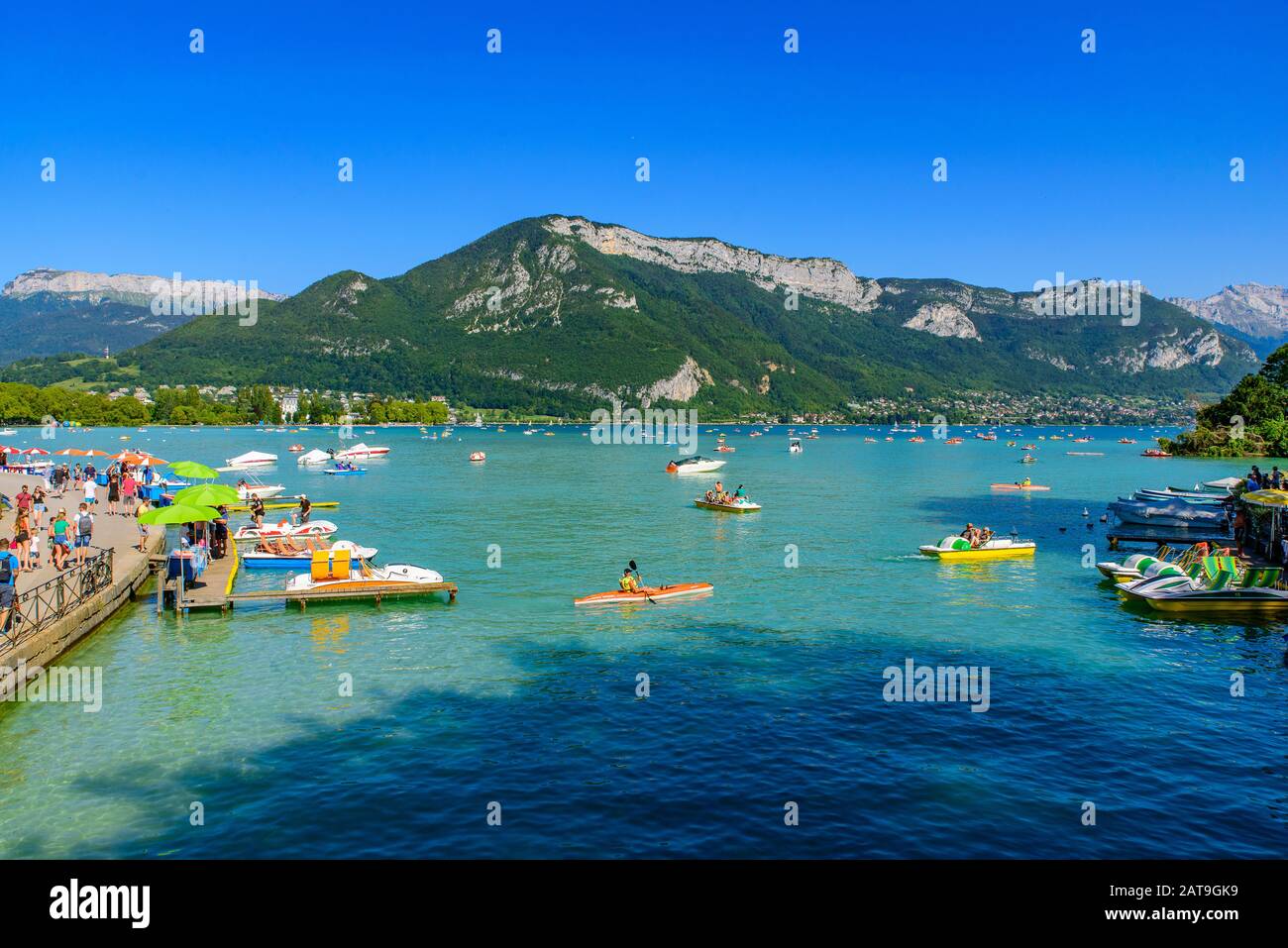 Persone che si divertono sul lago di Annecy, il lago più pulito d'Europa, nel dipartimento dell'alta Savoia, in Francia Foto Stock