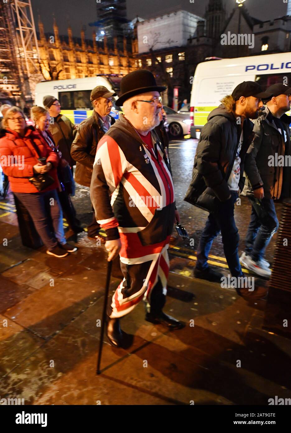 Parliament Square, Londra, Regno Unito. 31st gennaio 2020. L’uomo adatto alla bandiera dell’Unione che indossa un prostratore passa davanti ai pulmini di polizia Per Lasciare Il Posto Significa Lasciare la Brexit Celebrazione di fronte alle Houses of Parliament per segnare al Regno Unito di lasciare l’UE alle 23:00. Credito: Malcolm Park/Alamy Live News. Foto Stock