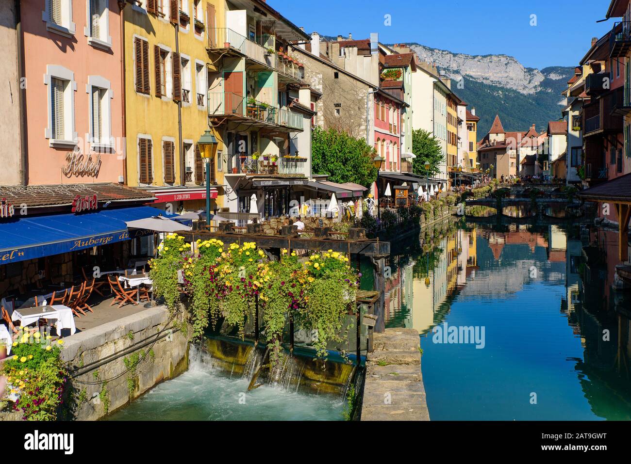 Vista sul fiume Thiou e sulla città vecchia di Annecy, la più grande città del dipartimento dell'alta Savoia in Francia Foto Stock