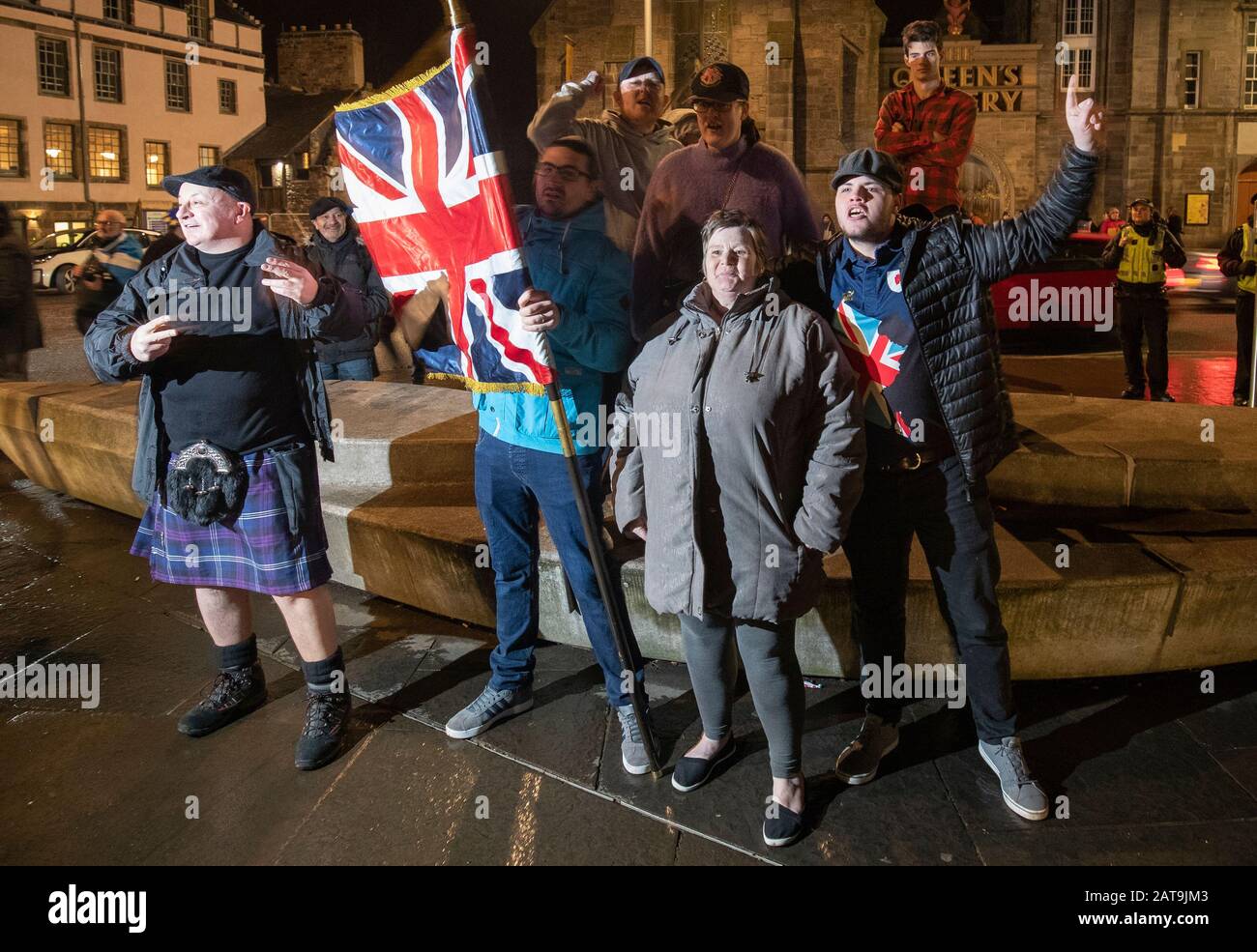 Sostenitori pro-Brexit al di fuori del Parlamento scozzese a Edimburgo, dopo che il Regno Unito ha lasciato l’Unione europea venerdì, ponendo fine a 47 anni di stretti e talvolta scomodi legami con Bruxelles. Foto Stock