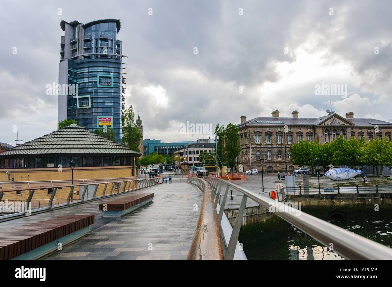 Belfast/Irlanda del Nord-18 maggio 2019: Il ponte pedonale attraversa il fiume Lagan nel centro di Belfast in una giornata torbida e piovosa. Foto Stock