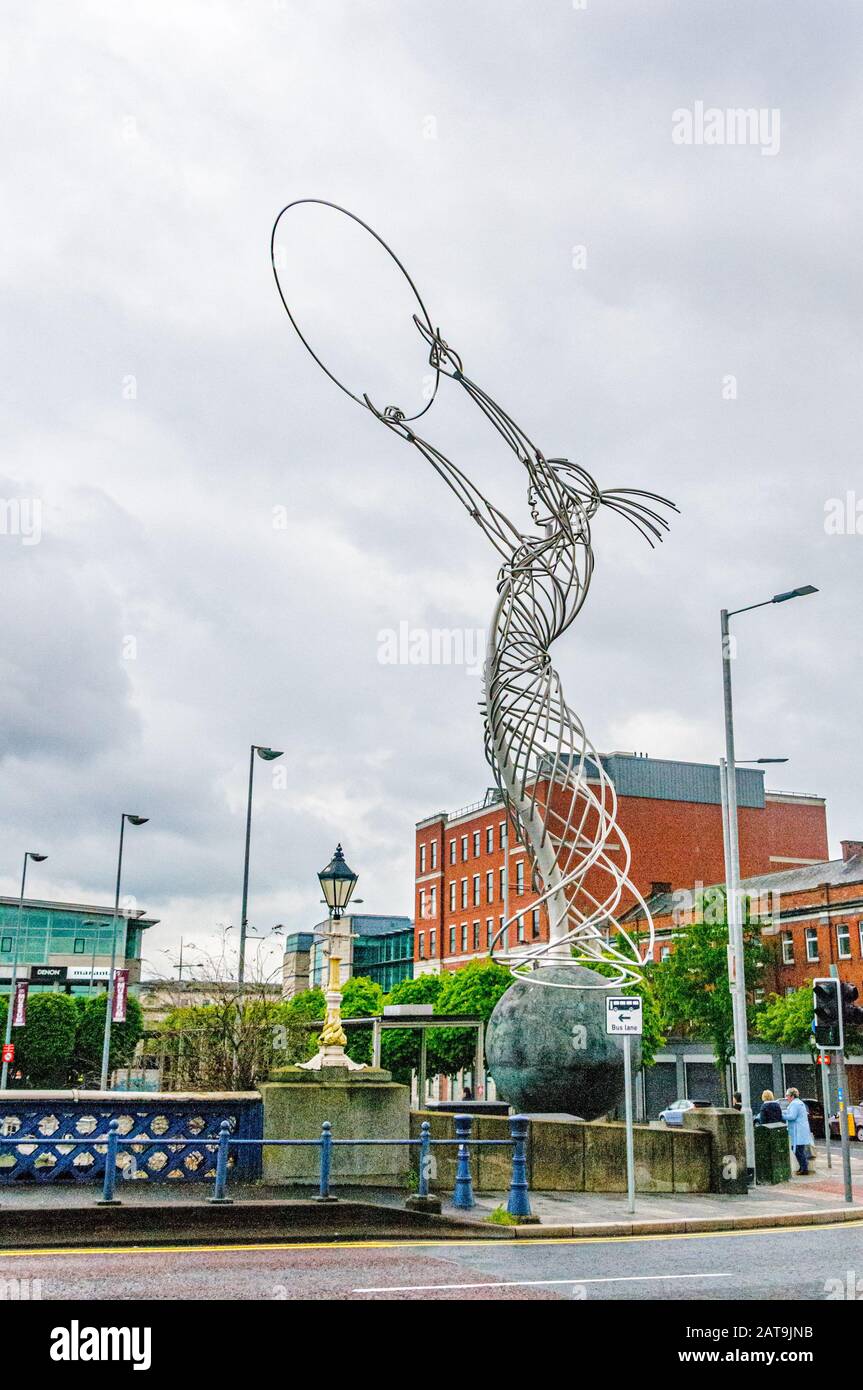 Belfast/Irlanda del Nord-18 maggio 2019: Figura femminile la scultura fatta di metallo è un simbolo di speranza e di pace a Belfast dell'Irlanda del Nord. Foto Stock