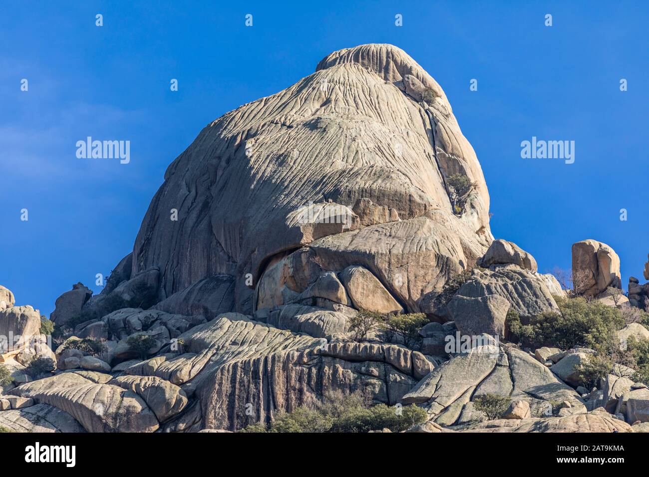 'Peña Sirio' una montagna awe con una bella formazione rocciosa all'interno della Pedriza al Parco Nazionale Guadarrama (Spagna). Un posto fantastico per arrampicarsi su roccia Foto Stock