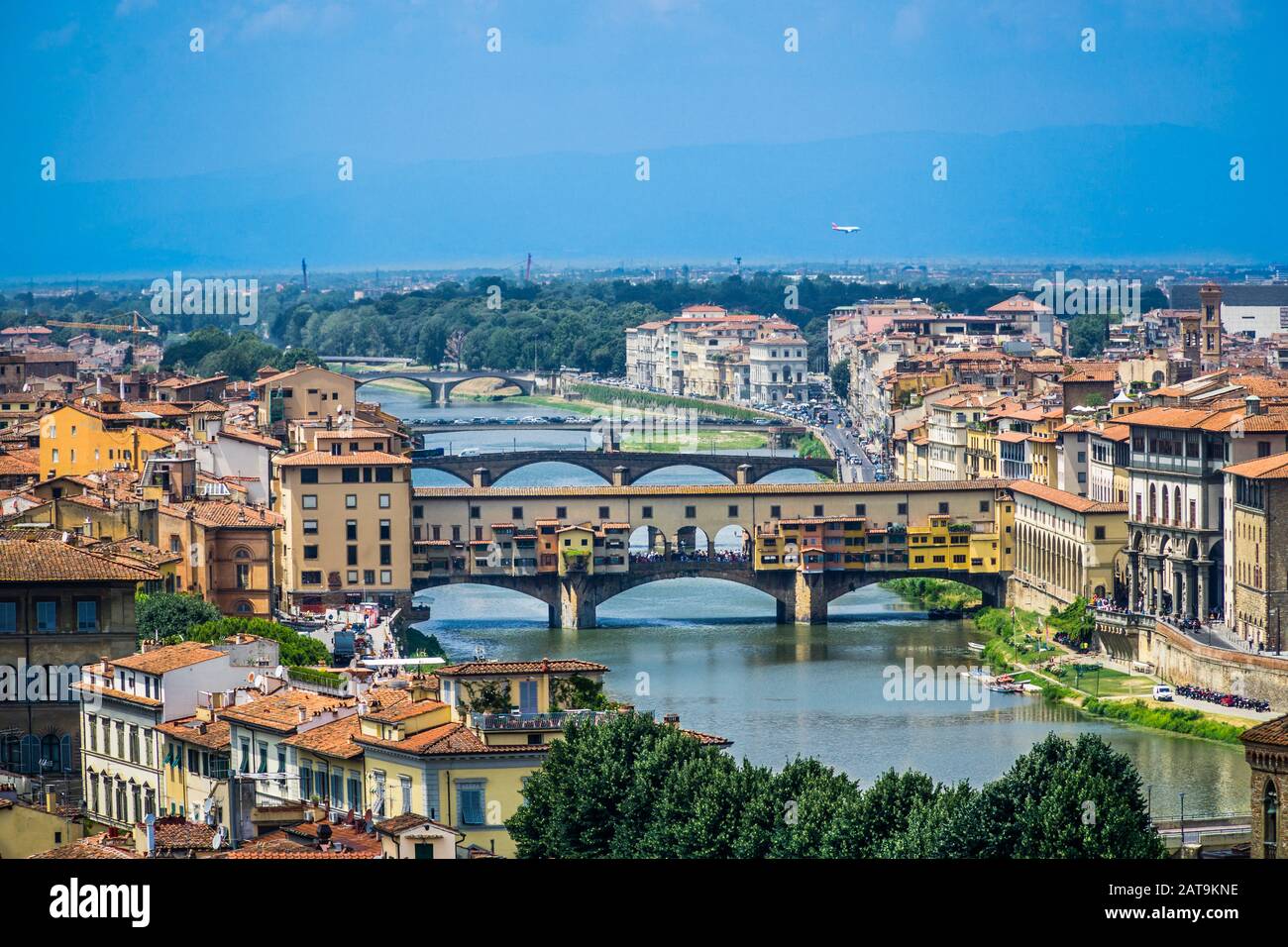 Vista sul Ponte Vecchio attraverso il fiume Arno, Firenze, Toscana, Italia Foto Stock