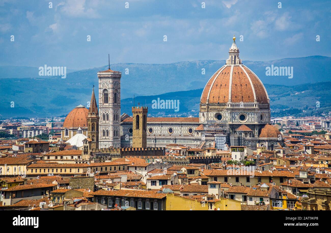 Veduta del Duomo di Firenze (Cattedrale di Santa Maria del Fiore) con cupola del Brunelleschi e Campanile di Giotto, Firenze, Toscana, Italia Foto Stock