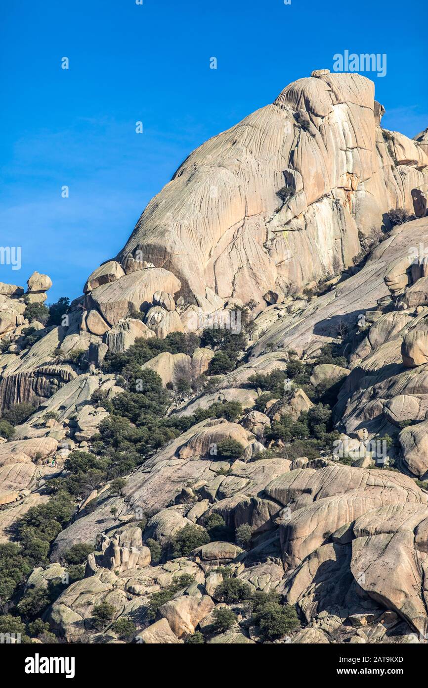 'Peña Sirio' una montagna awe con una bella formazione rocciosa all'interno della Pedriza al Parco Nazionale Guadarrama (Spagna). Un posto fantastico per arrampicarsi su roccia Foto Stock