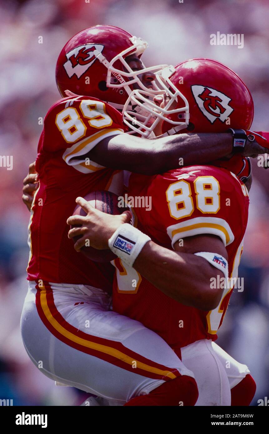 Tony Gonzalez (88) e Andre Rison (89) dei capi di Kansas City celebrano dopo un touchdown durante la stagione calcistica della NFL del 1997 Foto Stock