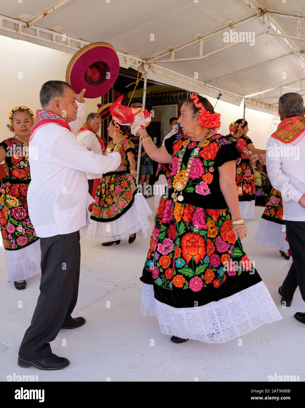 Ritratto di una coppia di ballerini messicani tradizionali, che si esibiscono in un evento a Oaxaca Foto Stock
