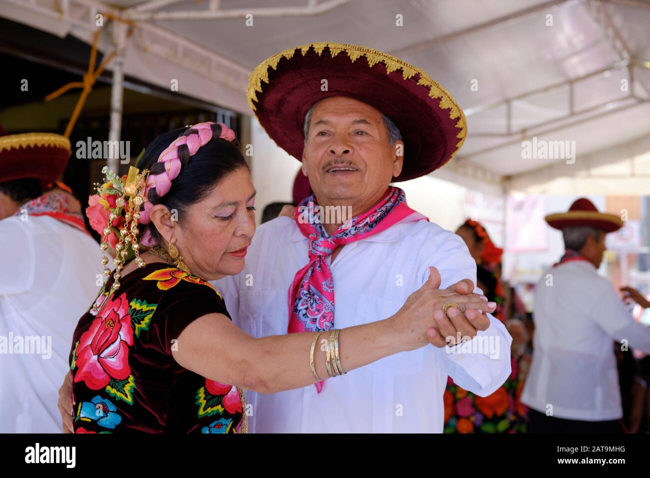 Ritratto di una coppia di ballerini messicani tradizionali, che si esibiscono in un evento a Oaxaca Foto Stock