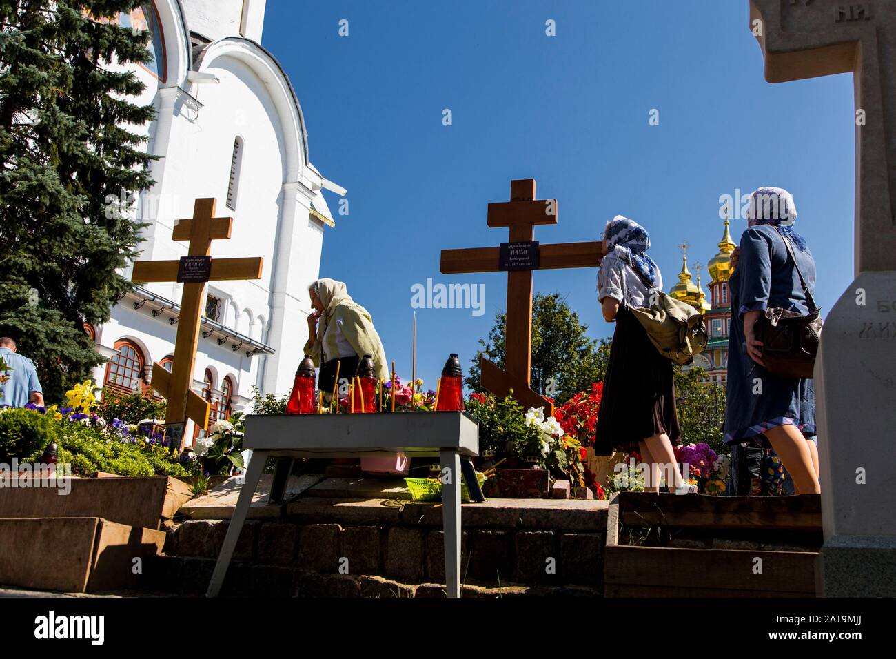 Fedeli religiosi che pregano all'interno del complesso monastico della Trinità Lavra di San Sergius a Sergiyev Posad Foto Stock