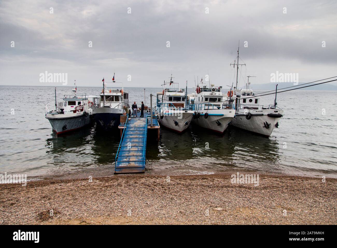 Barche a riva del lago Baikal in Listvyanka Foto Stock