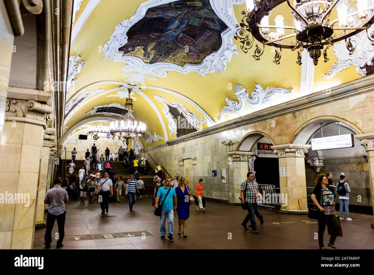 Le persone che vanno a prendere la metropolitana in Komsomolskaya stazione della metropolitana Foto Stock