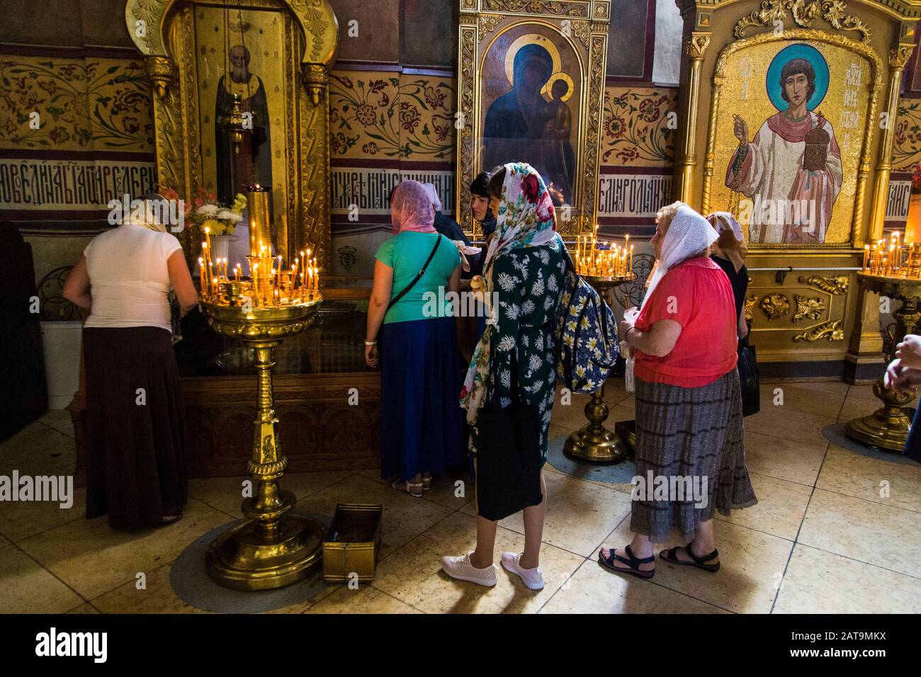 Fedeli religiosi che pregano all'interno del complesso monastico della Trinità Lavra di San Sergius a Sergiyev Posad Foto Stock
