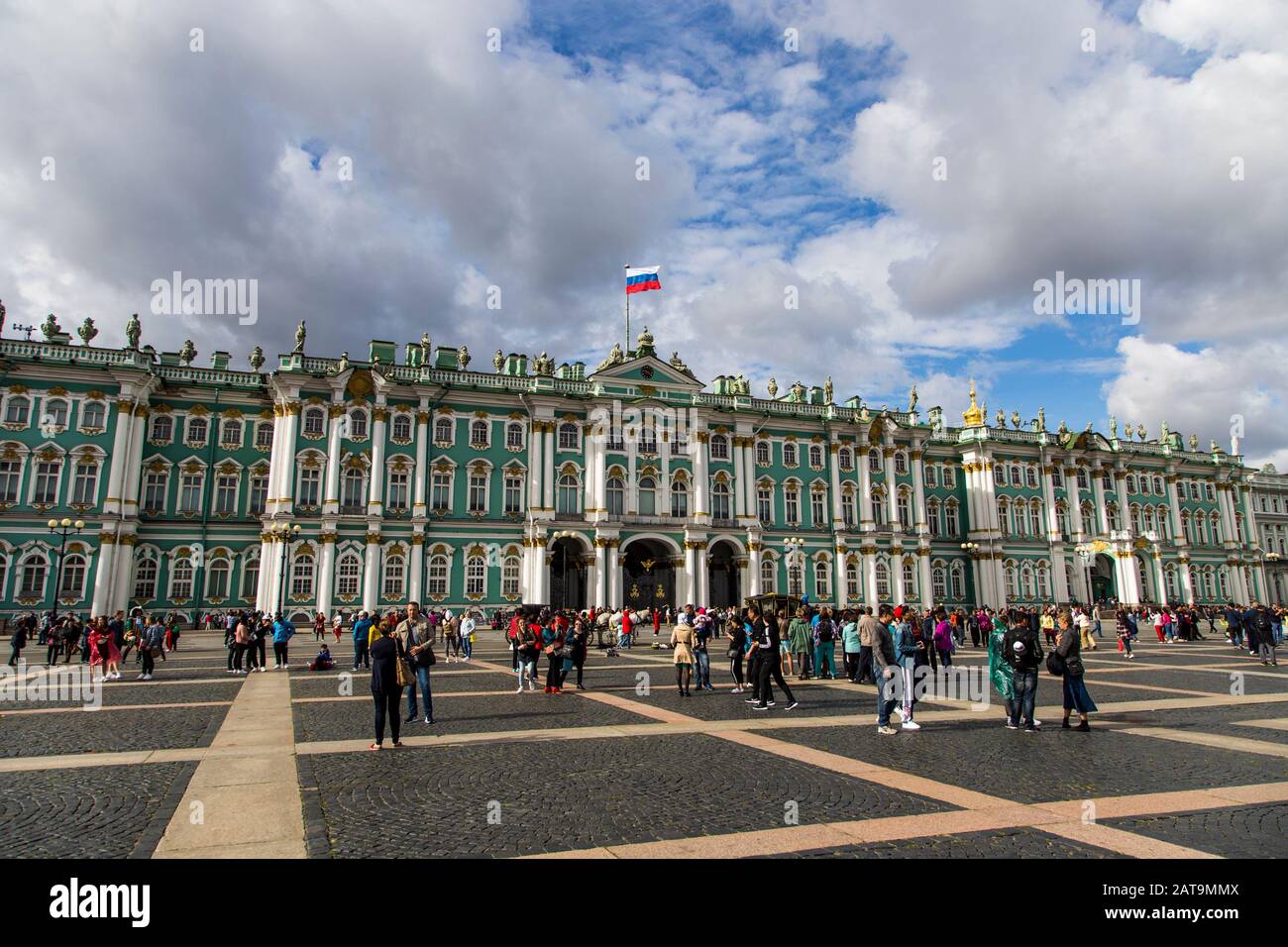 Turisti fuori dal Palazzo d'Inverno e dal Museo Hermitage edificio a Saint Petersbourg Foto Stock