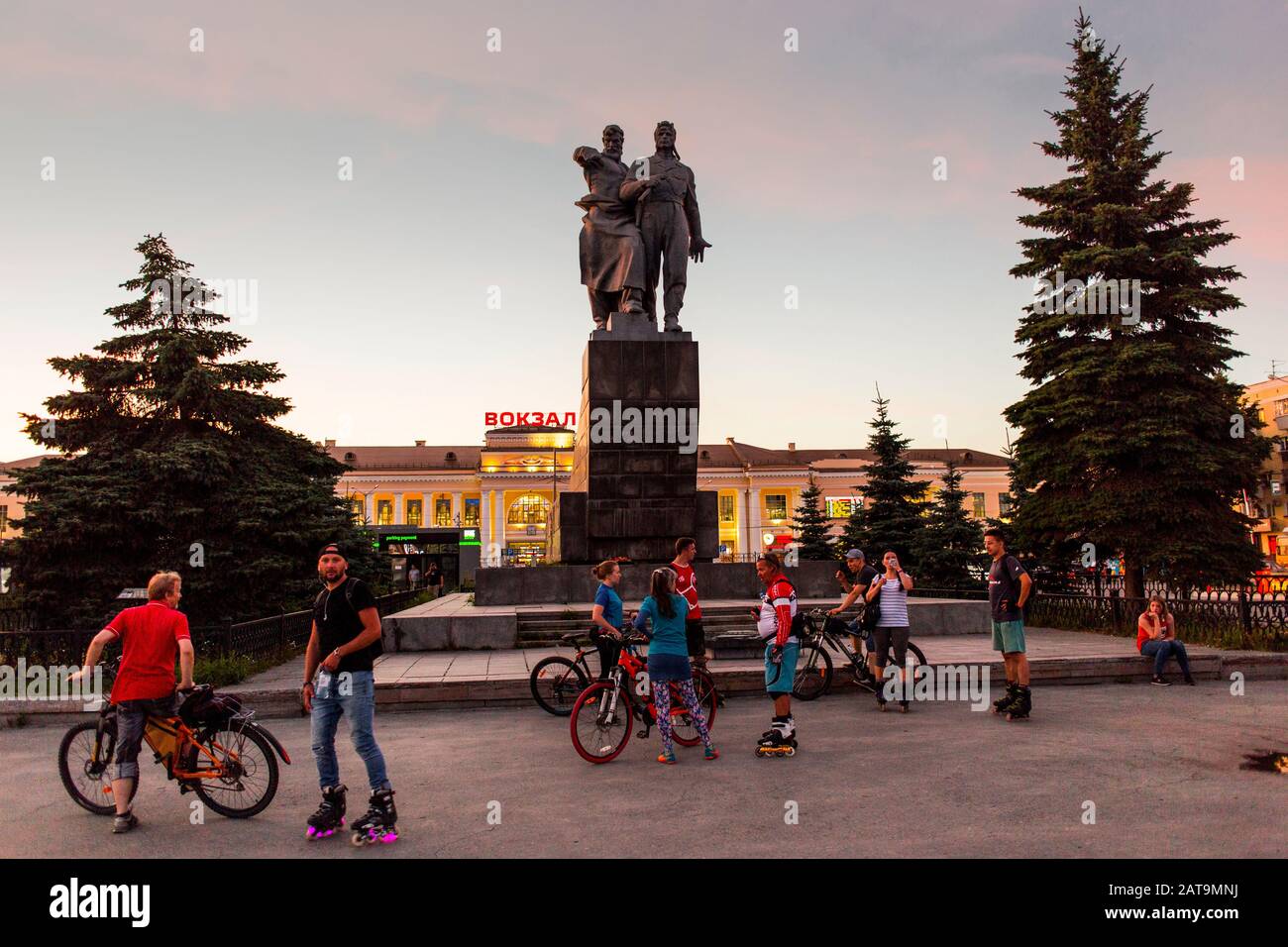 Giovani fuori dalla stazione ferroviaria Trans-Siberiana a Ekaterinburg Foto Stock