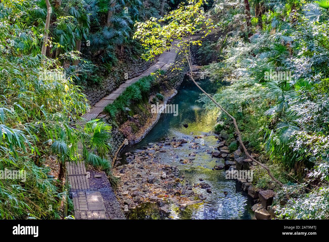 Un fiume in una valle urbana Foto Stock