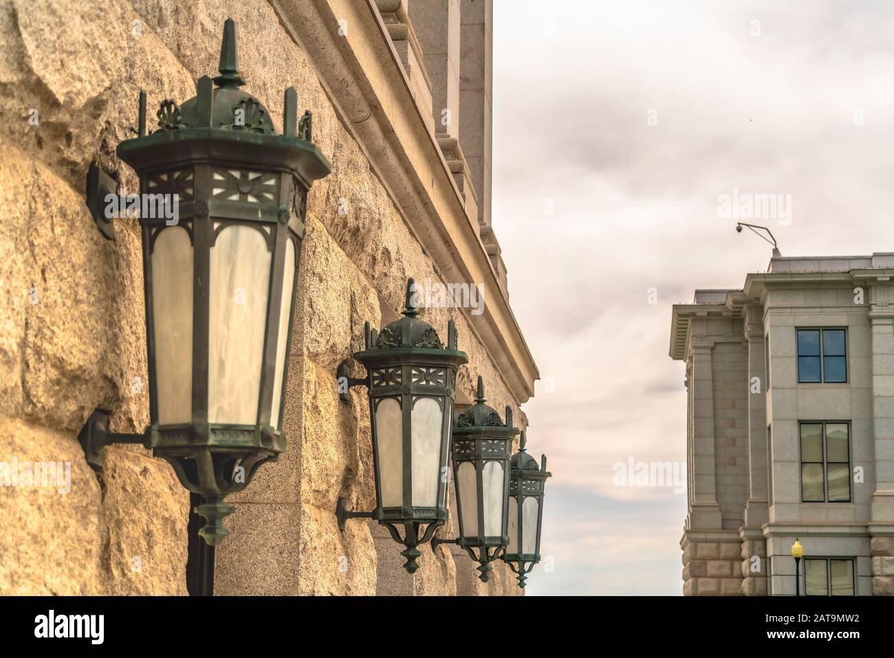Lanterne d'epoca montate sulla parete in pietra all'esterno di un edificio Foto Stock