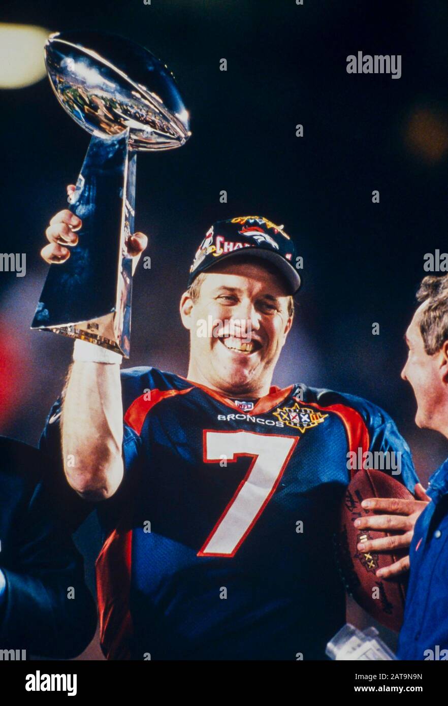 John Elway dei Denver Broncos detiene il trofeo vince Lombardi dopo aver vinto il Super Bowl XXXII il 1/25/98 a San Diego, CA Broncos 31, Packers 24 Foto Stock