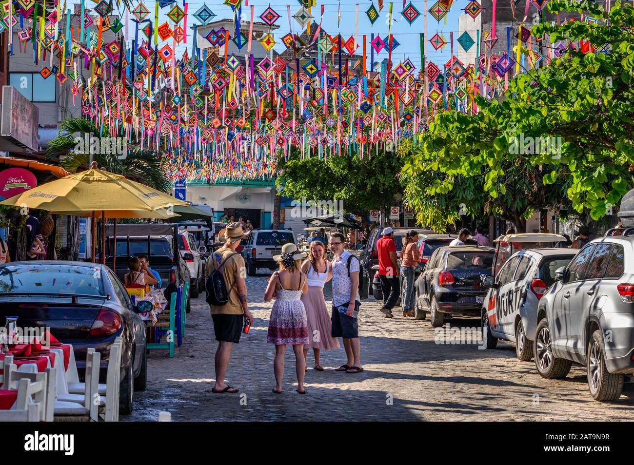 Vistiors prendere selfie a Sayulita, Riviera Nayarit, Messico. Foto Stock