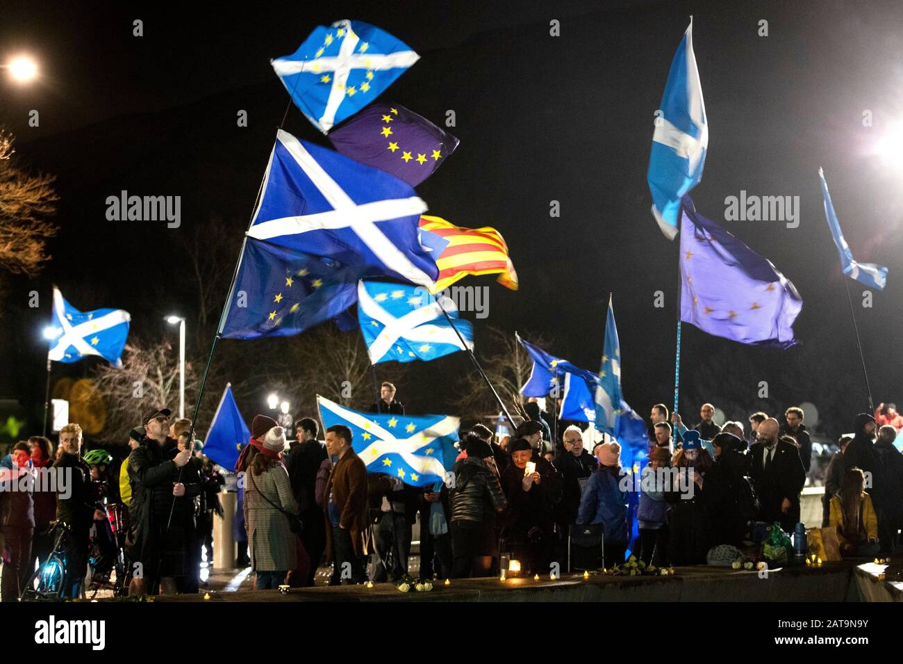 I sostenitori pro-europei al di fuori del Parlamento scozzese di Edimburgo, dopo che il Regno Unito ha lasciato l'Unione europea venerdì, ponendo fine a 47 anni di stretti e talvolta scomodi legami con Bruxelles. Foto Stock