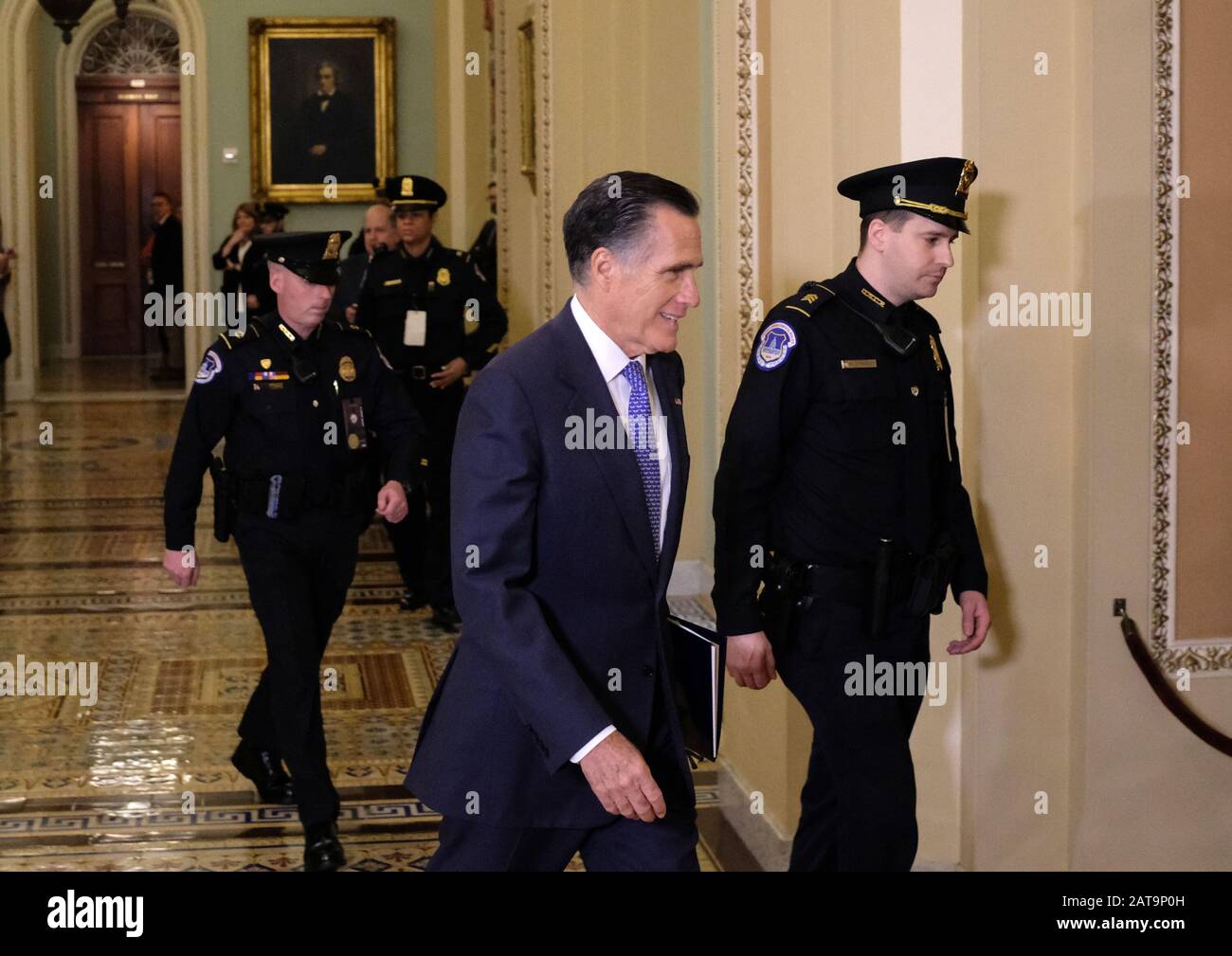 Washington, Stati Uniti. 31st Gen 2020. Mitt Romney, R-UT, è visto durante una pausa nel processo di impeachment del Presidente Trump a Capitol Hill venerdì 31 gennaio 2020. I repubblicani del Senato sono riusciti a sconfiggere lo sforzo democratico del Senato per includere i testimoni nel processo di impeachment del presidente Trump. Foto di Alex Wroblewski/UPI Credit: UPI/Alamy Live News Foto Stock