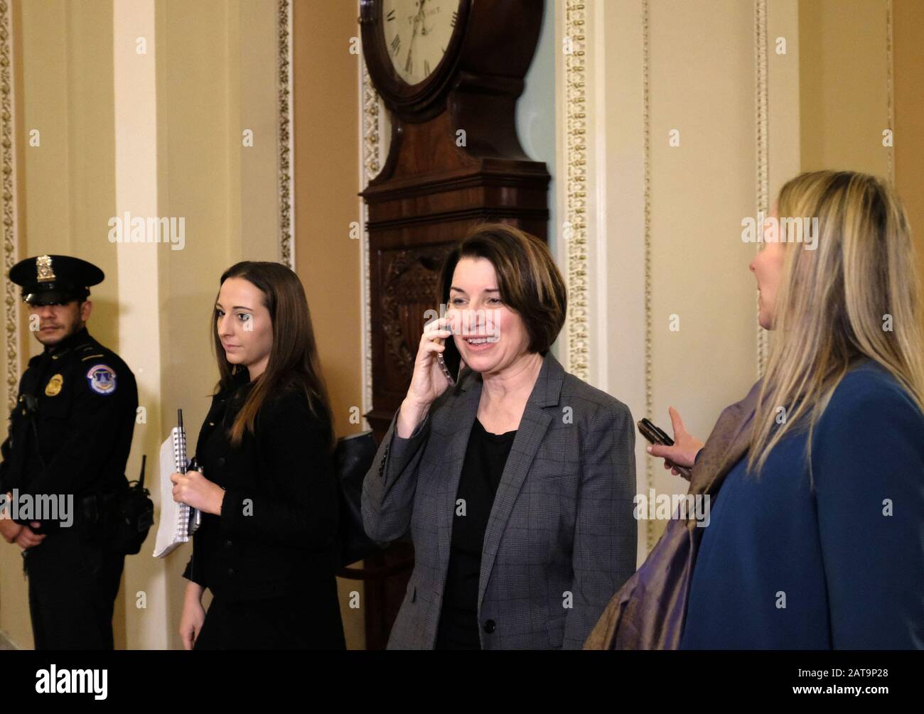 Washington, Stati Uniti. 31st Gen 2020. Amy Klobuchar, D-MN, ritorna al Senato durante una pausa nel processo di impeachment del presidente Trump a Capitol Hill venerdì 31 gennaio 2020. I repubblicani del Senato sono riusciti a sconfiggere lo sforzo democratico del Senato per includere i testimoni nel processo di impeachment del presidente Trump. Foto di Alex Wroblewski/UPI Credit: UPI/Alamy Live News Foto Stock