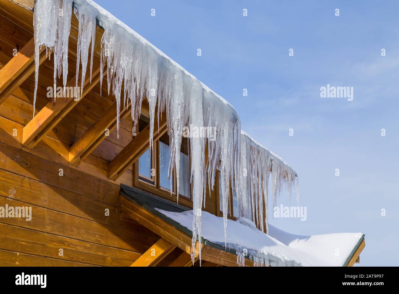 Inverno il ghiaccio nelle case di montagna a Ak Bulak, Almaty, Kazakhstan, Asia Foto Stock