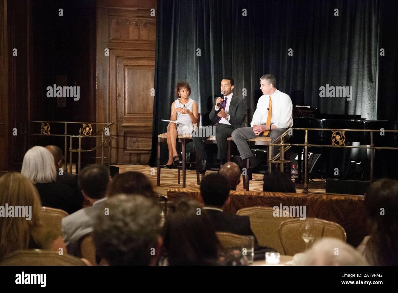 Chicago, Illinois, Stati Uniti. 20th marzo 2012. Ex assistente del presidente Obama, del cantante John Legend e del segretario dell'educazione Arne Duncan su un pannello in un evento di raccolta fondi del Partito democratico al Ritz Carleton Hotel. Foto Stock