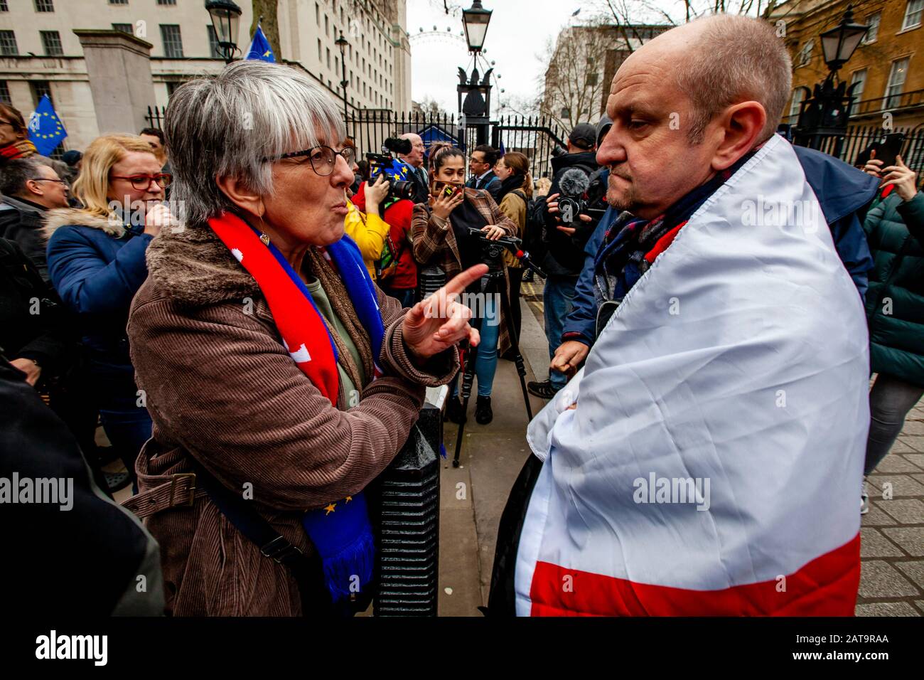 Londra, Regno Unito. 31st Gen 2020. Un confronto tra un sostenitore rimasto e Brexit vicino a Parliament Square, Londra mentre i sostenitori della Brexit si riuniscono per celebrare la Gran Bretagna che lascia l’UE. Credito: Grant Rooney/Alamy Live News Foto Stock