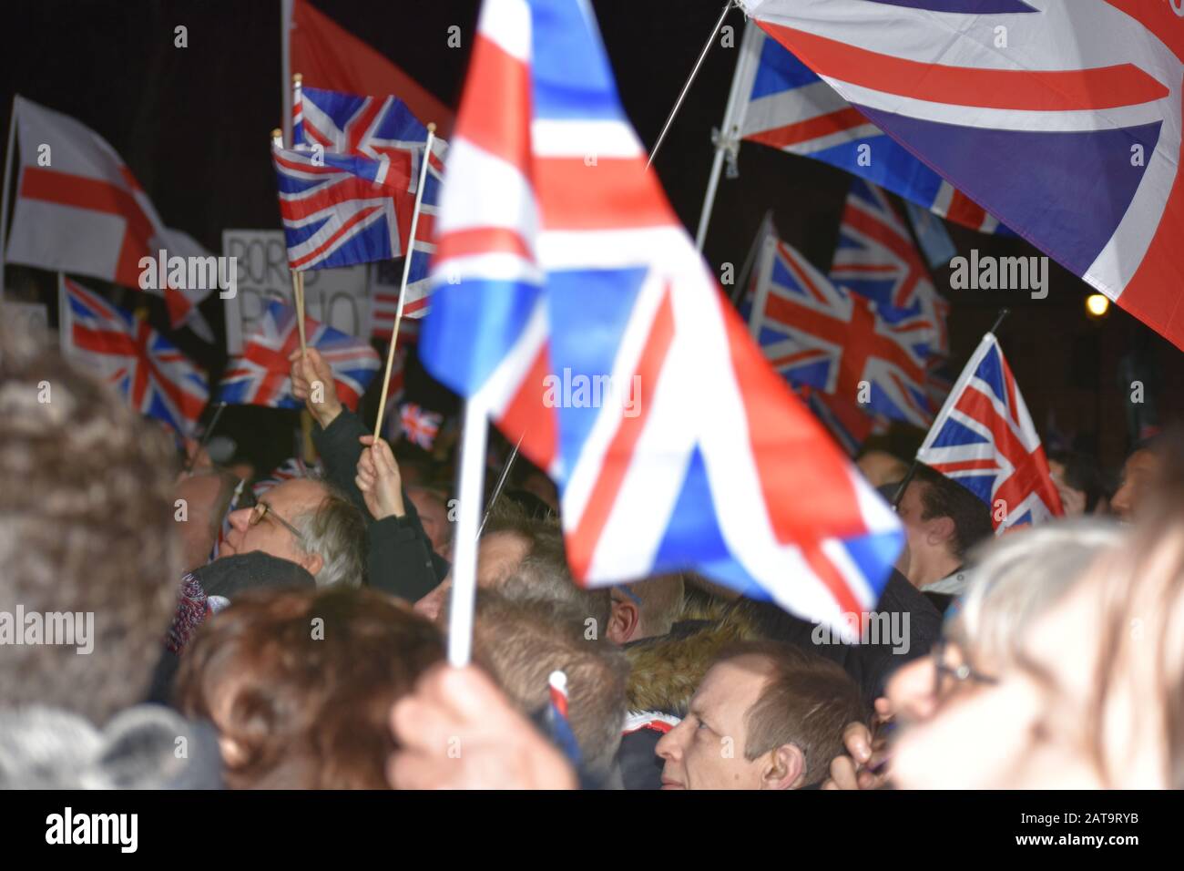 Il venerdì sera, centinaia di persone hanno fatto uscire Westminster Parliament Square per una celebrazione della Brexit. Mentre la Gran Bretagna lascia l'UE nella notte storica. Foto Stock