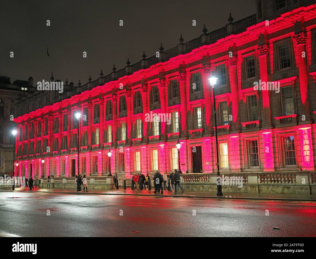 Londra, Regno Unito. 31st Gen 2020. Gli edifici governativi di Whitehall sono illuminati in bianco e blu rosso come parte delle celebrazioni per la Brexit a Londra Foto Stock