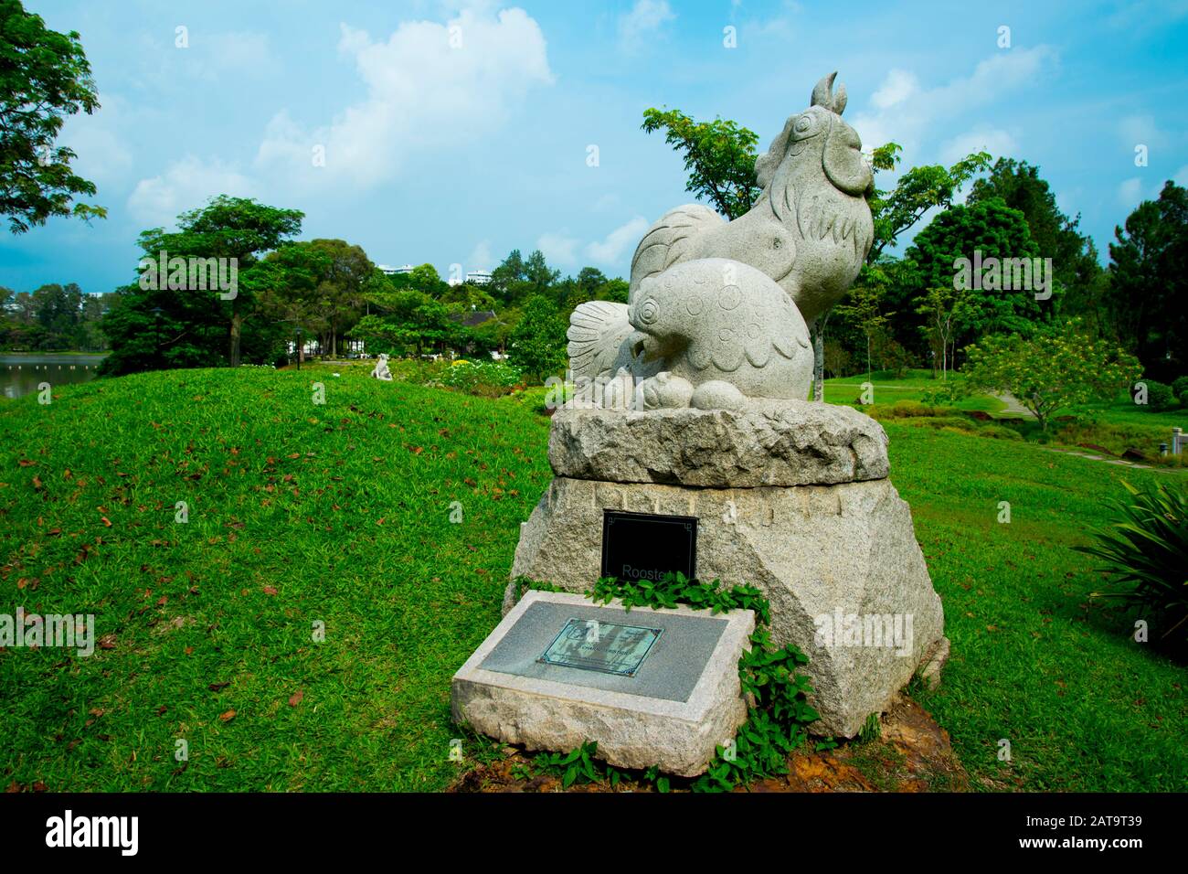 Statua Del Gallo Nel Calendario Cinese Foto Stock