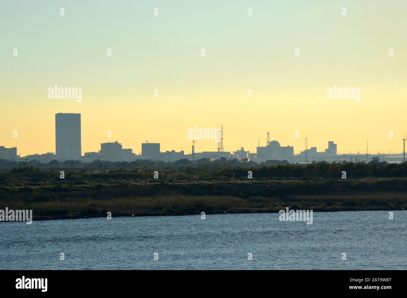 Vista di Galveston, Texas, da un terminal delle navi da crociera al primo semaforo della mattina. Stati Uniti Foto Stock